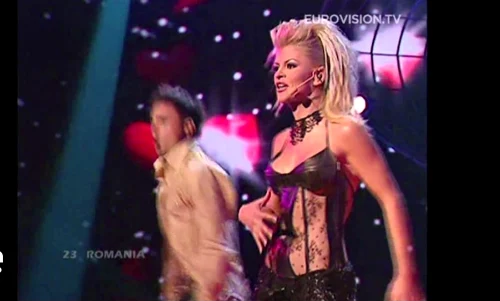 Sanda Ladoși, pe scena Eurovision în 2004 / Sursa: YouTube