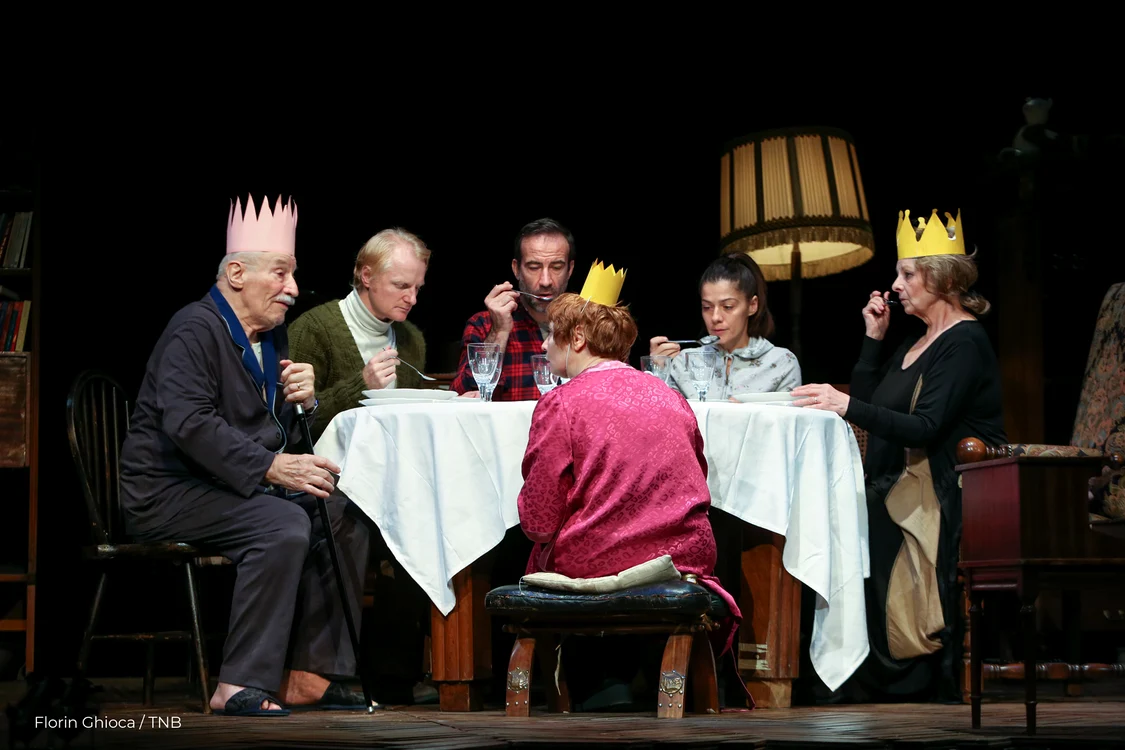 Scena din spectacolul ”Regele moare” cu Victor Rebengiuc și Marianei Mihuț Foto credit Florin Ghioca