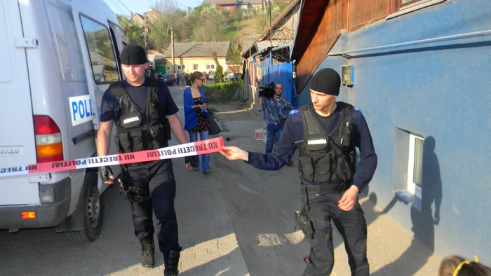 Poliţia a izolat zona