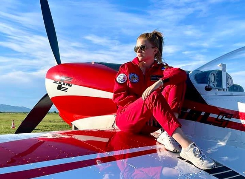 Povestea singurei femei pilot din echipa de acrobații a României. A început să zboare la 16 ani și va participa la campionatele europene