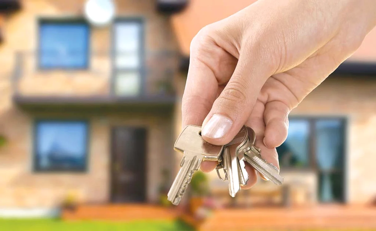 
    UniCredit lansează pe piaţă un credit imobiliar cu avans 35%, dar care prevede stingerea datoriei doar cu bunul ipotecat  