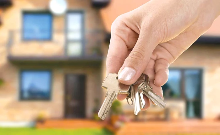 
    UniCredit lansează pe piaţă un credit imobiliar cu avans 35%, dar care prevede stingerea datoriei doar cu bunul ipotecat  