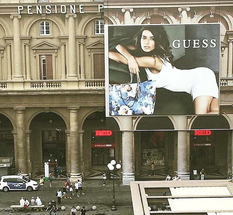 
    Alice Peneacă - Florenţa. A semnat un contract cu firma Guess,  iar acum stă tolănită pe postere în  Piazza della Repubblica din FlorenţaFoto: Arhivă Personală  