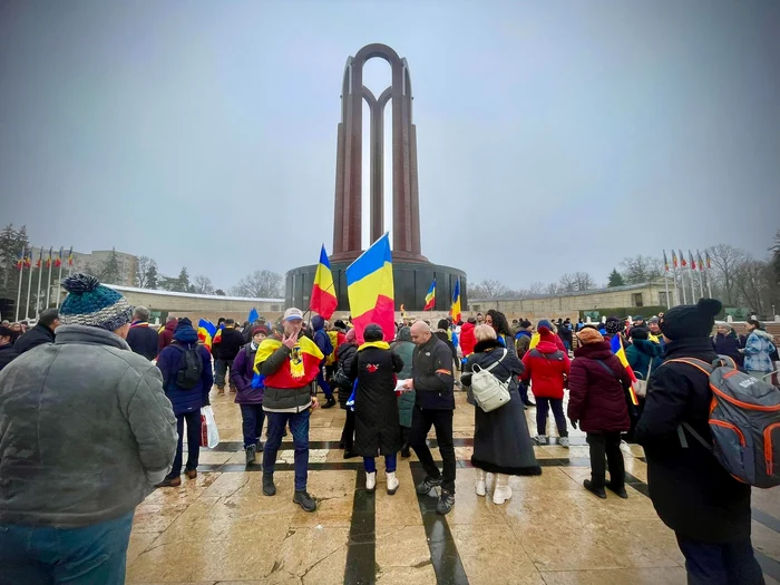 Susținătorii lui Călin Georgescu, în Parcul Carol din București FOTO: Facebook Narcis Virgiliu