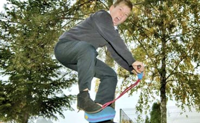 
    Sărituri pe minge flexibilă “Ustensila” se numește zoingo-boingo  și este o minge pe care o coordonezi  cu un mâner flexibilFoto: Arhivă Personală  