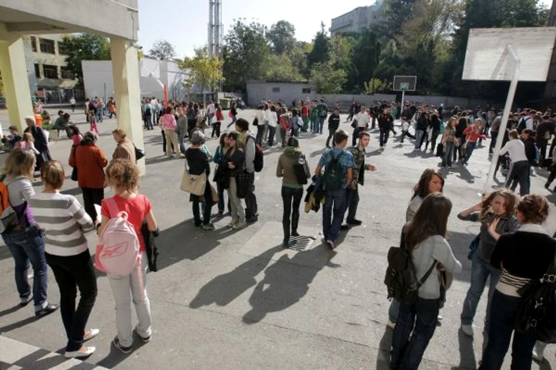 
    Odată cu începerea noului an şcolar s-a suplimentat numărul de poliţişti care patrulează în preajma unităţilor de învăţământ  