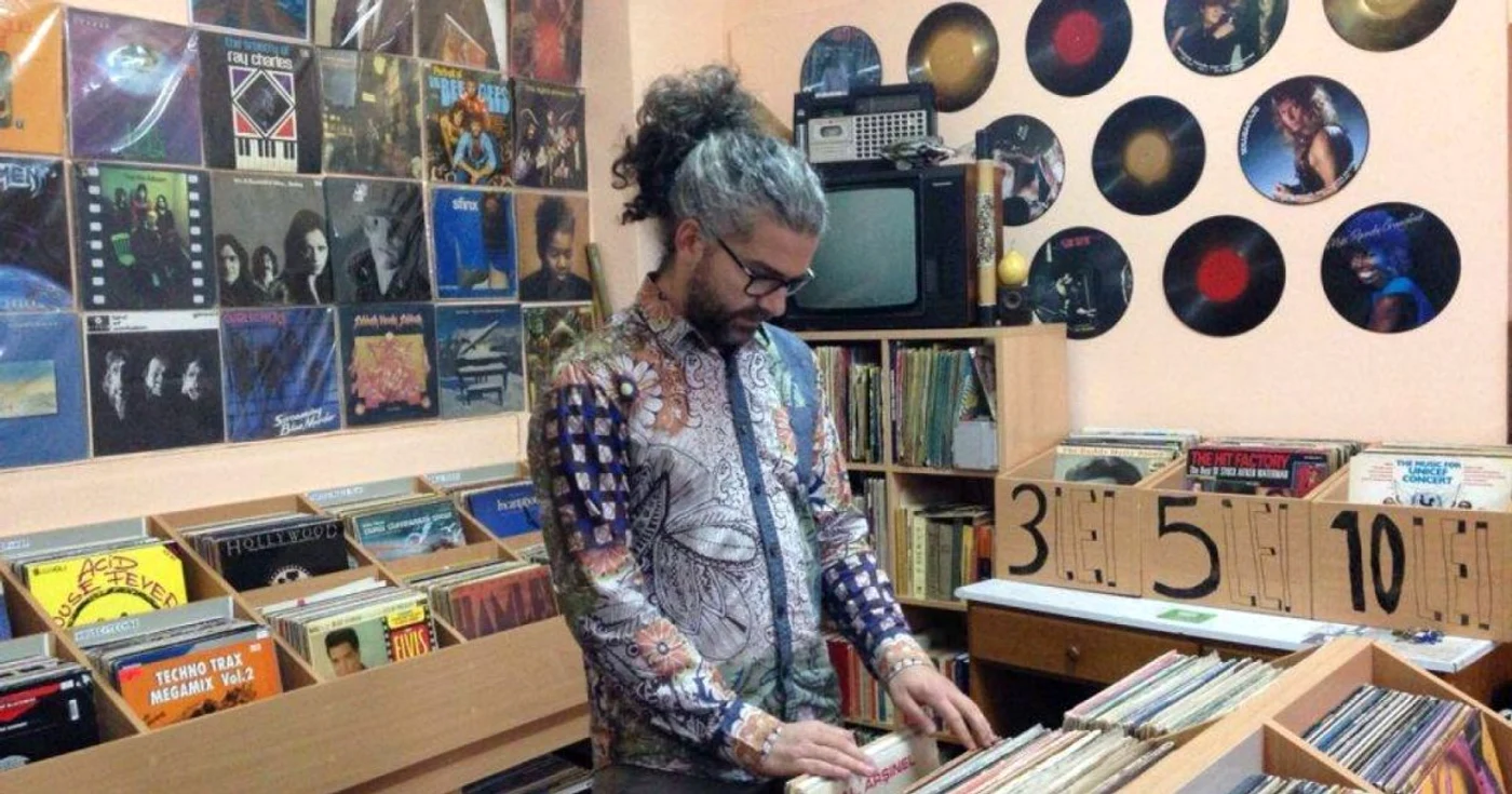 Daniel Piper a renunţat la job pentru a deschide un magazin de discuri. FOTO: Arhiva personală