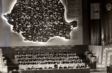 Nicolae Ceauşescu vorbește la primul Congres al Consiliilor populare judeţene şi al preşedinţilor consiliilor populare municipale, orăşeneşti şi comunale, în februarie 1976 (© „Fototeca online a comunismului românesc”, cota: 10/1976)