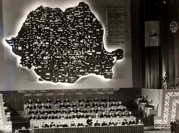 Nicolae Ceauşescu vorbește la primul Congres al Consiliilor populare judeţene şi al preşedinţilor consiliilor populare municipale, orăşeneşti şi comunale, în februarie 1976 (© „Fototeca online a comunismului românesc”, cota: 10/1976)