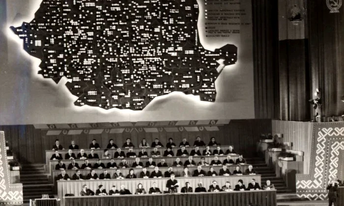 Nicolae Ceauşescu vorbește la primul Congres al Consiliilor populare judeţene şi al preşedinţilor consiliilor populare municipale, orăşeneşti şi comunale, în februarie 1976