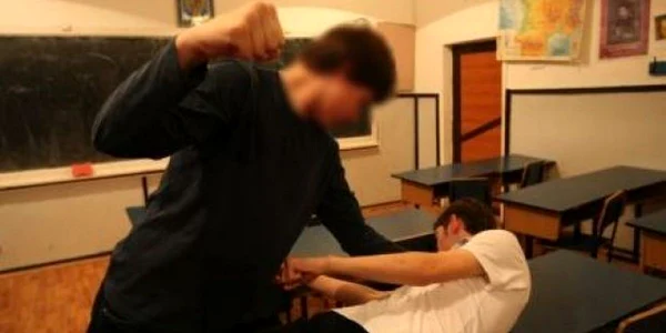 Mai mulţi elevi s-au luat la bătaie, unul dintre ei a folosit un spray lacrimogen Foto arhivă