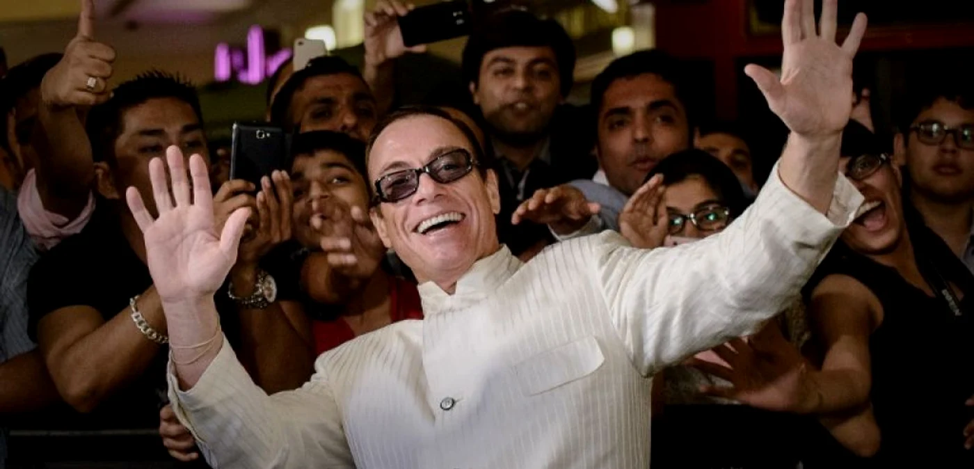 Actorul Jean Claude Van Damme, în vârstă de 53 ani, a dovedit că odată cu vârsta nu şi-a pierdut deosebita flexibilitate care l-a făcut celebru FOTO AFP