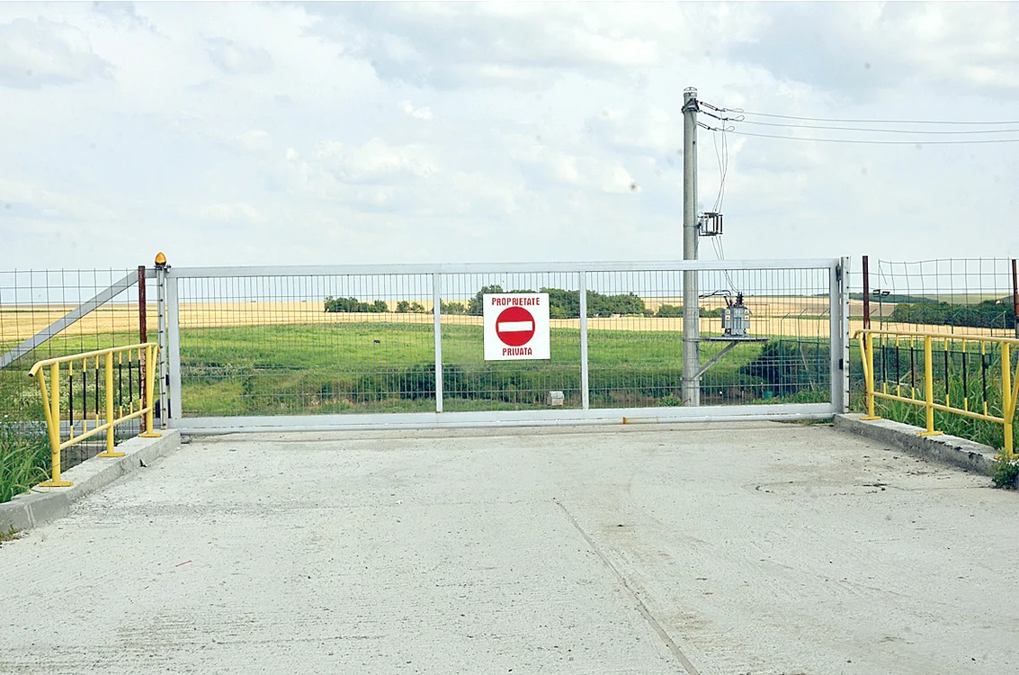 Drumul spre baltă a fost închis cu o poartă electrică, pe care scrie “Proprietate privată”