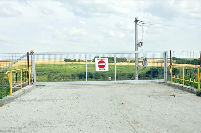 Drumul spre baltă a fost închis cu o poartă electrică, pe care scrie “Proprietate privată”