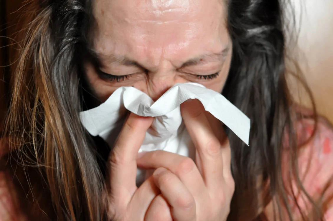 O persoană bolnavă care strănută îi poate infecta pe cei din jur