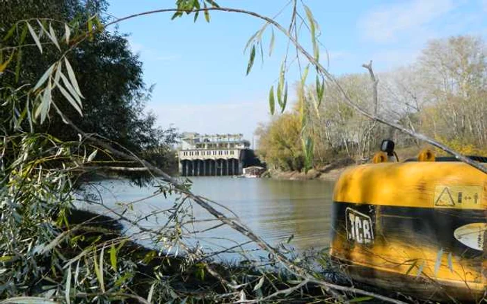 Canalul de priză pentru funcţionarea sistemului de irigaţii de la Celeiu-Corabia este decolmatat cu un excavator de mare putere...