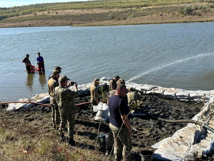 Fragmentele de rachetă depistate într-un lac din R. Moldova au fost detonate. FOTO: Mai.gov.md