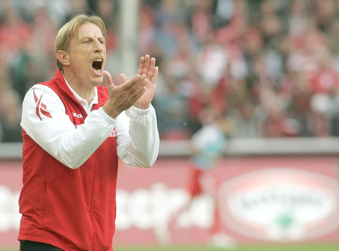 Christoph Daum  urma să fie  confirmat aseară  în funcţia de  selecţioner  al naţionalei  României 