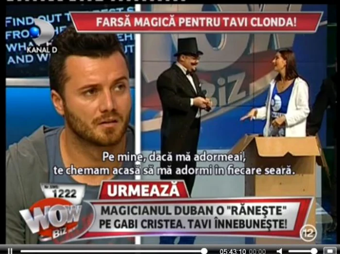 Tvi Clonda asista la trucul pe care il face magicianul Andrei Duban
