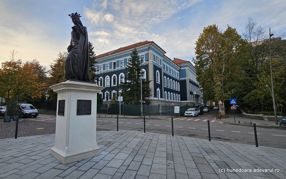 Statuia reginei Maria împodobește centrul istoric al Devei. Locul cel mai căutat de sub cetate VIDEO