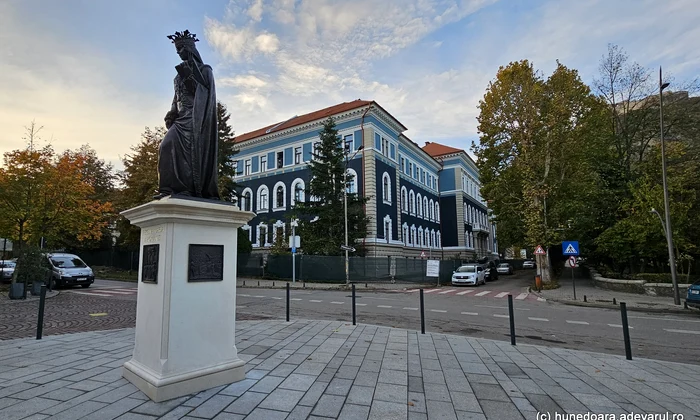 Centrul istoric al Devei  Statuia reginei Maria  Foto ADEVĂRUL (1) jpg