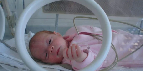 Copiii care se nasc într-o maternitate performantă au şanse mai mari să trăiască 