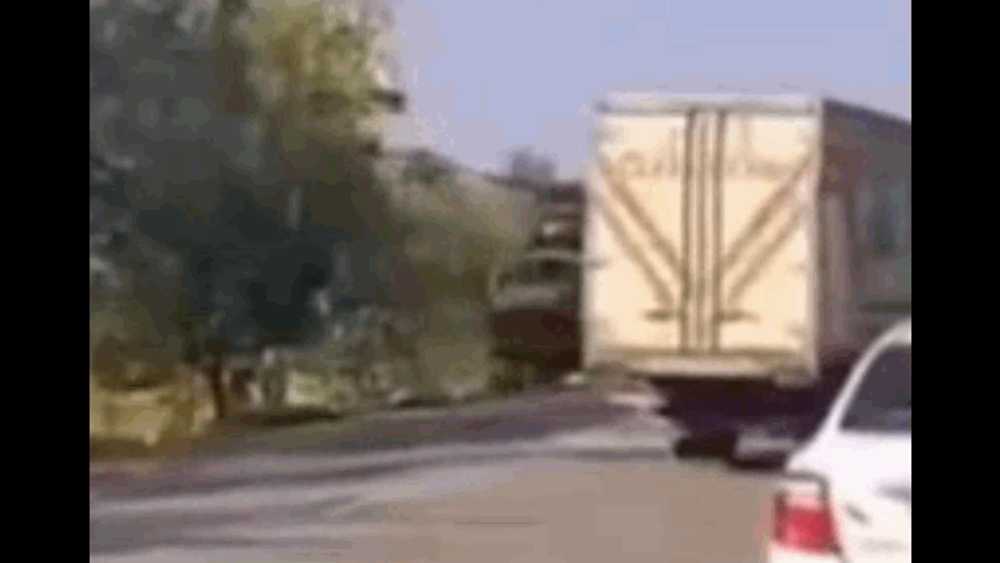 Un elicopter a aterizat de urgență pe o șosea din Rusia. Motoarele s-ar fi oprit din cauza lipsei de combustibil
