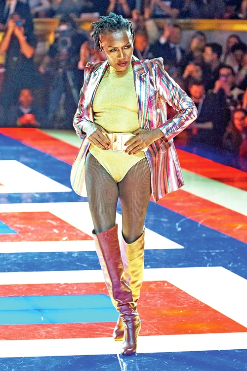 2019. Grace Jones a purtat creaţia lui Tommy Hilfinger şi a Zendayei pe Champs Elysees