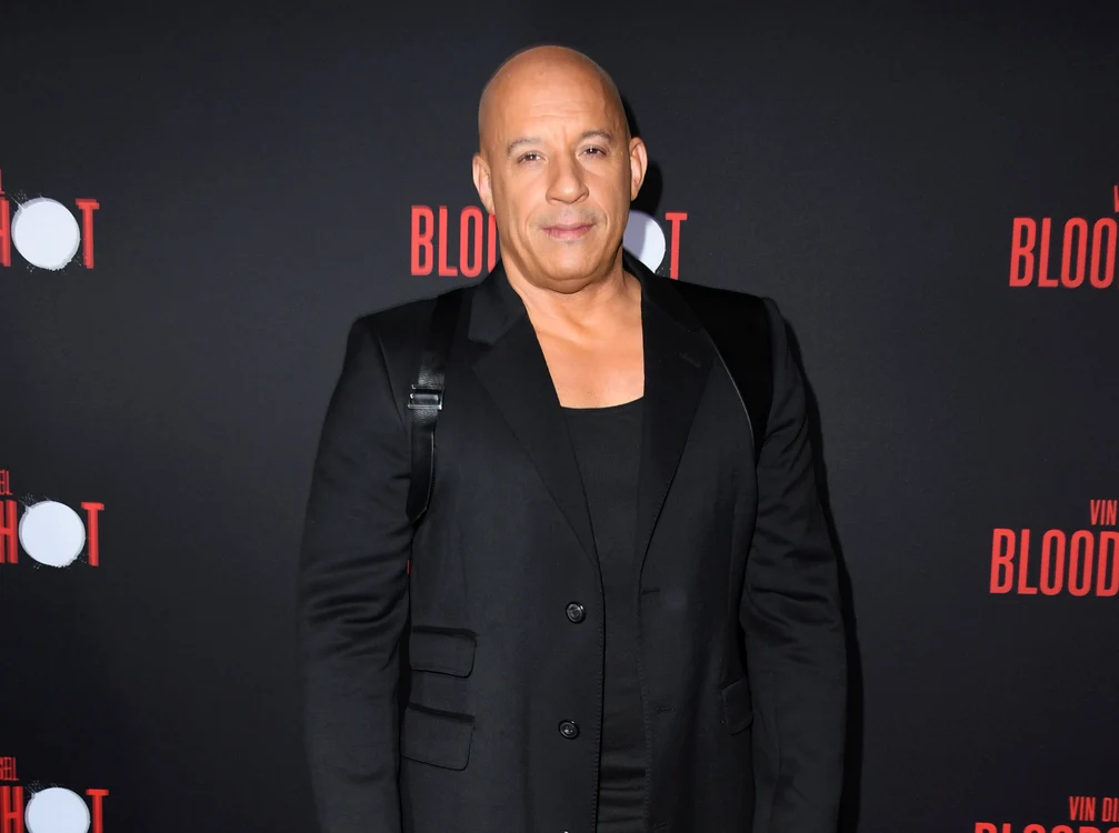 Vin DIesel, îmbrăcat într-un costum negru, pe covorul roșu