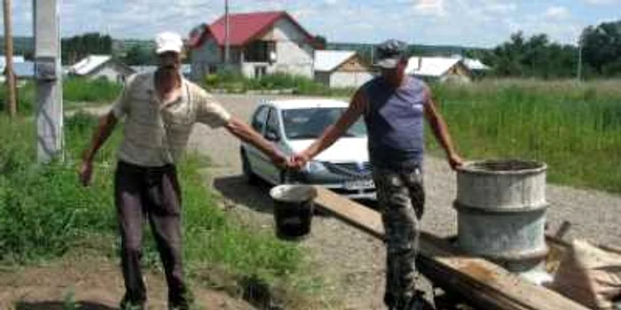 Botoşani: VIDEO În urmă cu un an apele le-au distrus gospodăriile şi casele, iar acum nu au ce bea (GALERIE FOTO ŞI VIDEO)