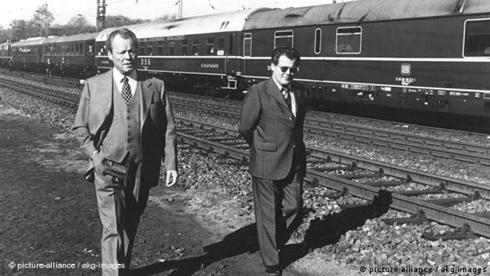 Willy Brandt (stânga) a demisionat după demascarea ca spion a consilierului său Günter Guillaume