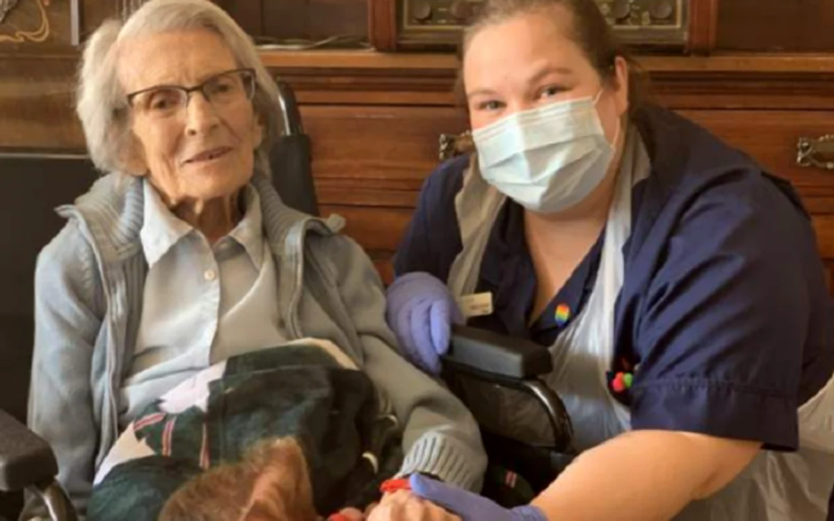 
    Connie Titchen are 106 ani. Aici, alături de asistenta care a îngrijit-ocaptura Skynews  
