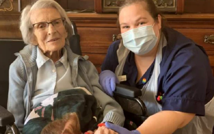 Connie Titchen are 106 ani. Aici, alături de asistenta care a îngrijit-ocaptura Skynews