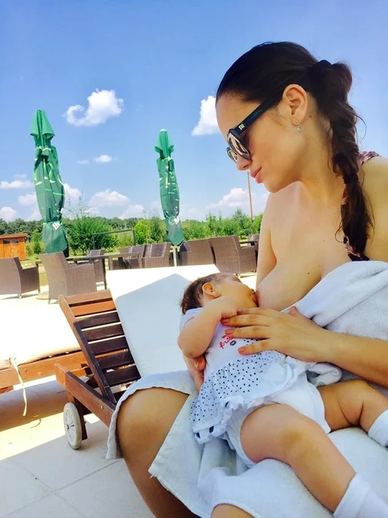 Cristina Şişcanu a fost mereu blamată pentru decizia de a-şi hrăni copilul chiar şi în public 