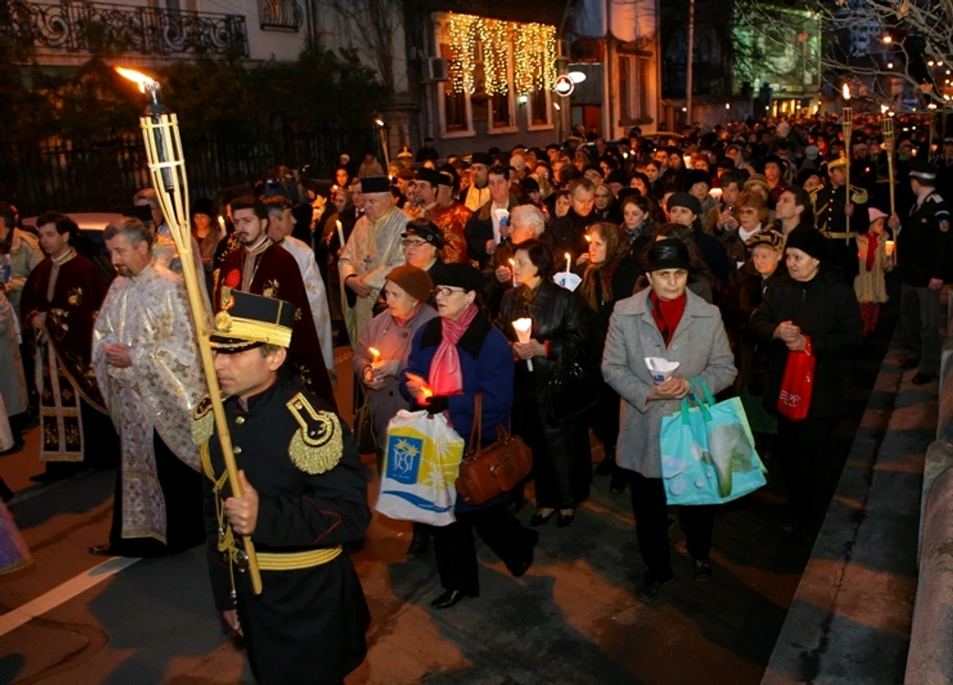 
    În fiecare an, zeci de credincioşi, cu preoţi şi jandarmi în uniforme de gală, participă la procesiune  