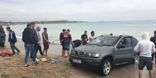Maşină blocată în mare la Vama Veche