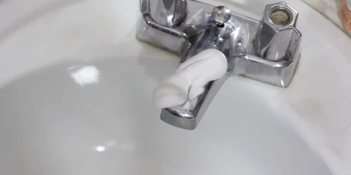 
    Uite ce poți face cu crema de ras în afară de îndepărtarea părului de pe corpFoto: Captură video  