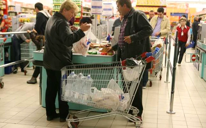 Marile magazine şi-au modificat programul pentru ca toţi braşovenii să-şi facă aprovizionarea pentru sărbători. Foto: arhivă ADS