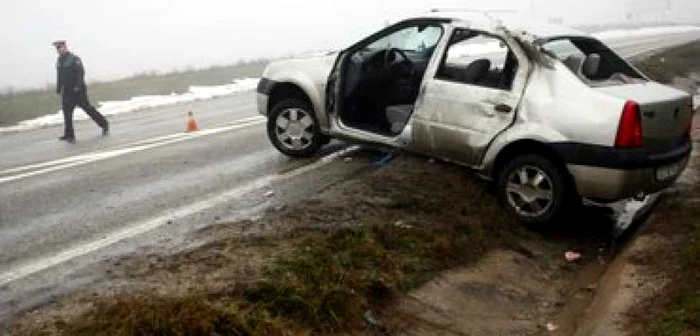 Dacia Logan a derapat, a intrat pe contrasens şi s-a răsturnat de două ori