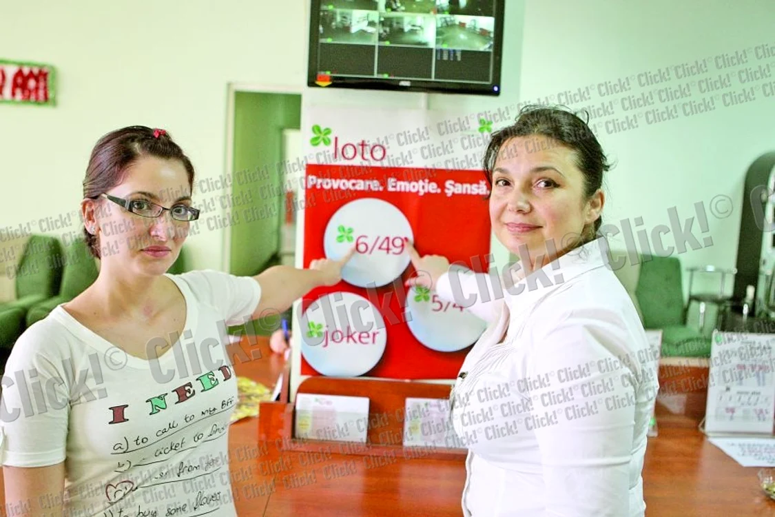 
    Angajatele sucursalei Loto  unde s-a jucat biletul  câștigător se așteaptă  să aibă încasări-record (FOTO: Florin Gheorghe)  