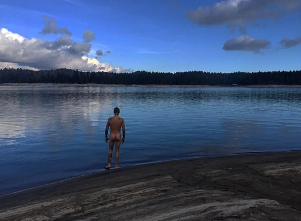 Justin Bieber (22 de ani) a fost surprins complet dezbrăcat