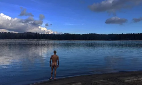 Justin Bieber (22 de ani) a fost surprins complet dezbrăcat jpeg