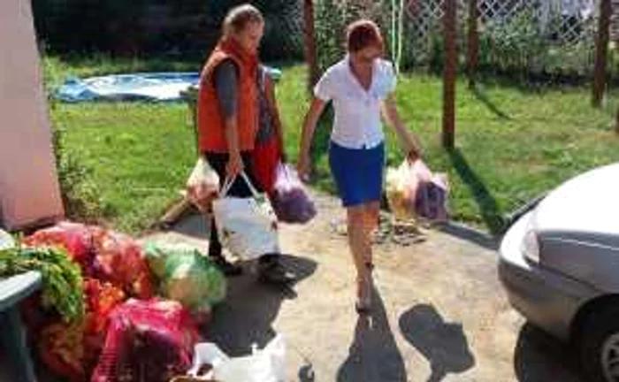 Alimentele colectate de voluntari în piaţa din Aiud sunt donate unor familii sărace din oraş