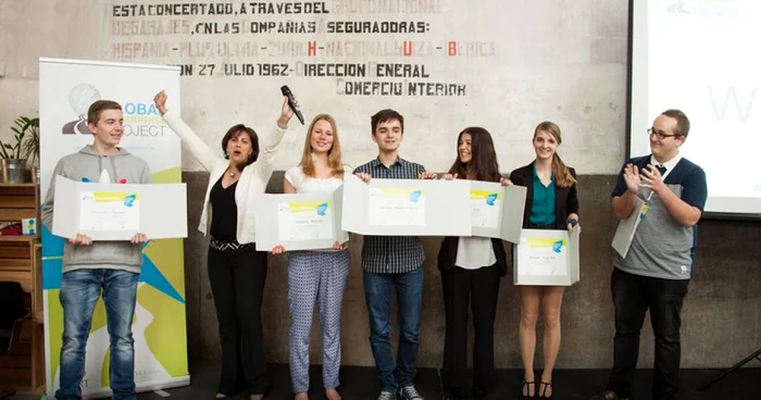 Echipa formată din liceeni europeni care a avut cel mai bun proiect de sprijinire a antreprenoriatului în rândul tinerilor FOTO: Junior Achievement România