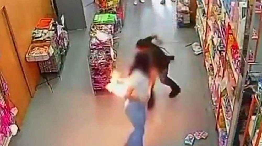 Momentul în care un telefon explodează în buzunarul unei femei, în timp ce se afla într-un supermarket 