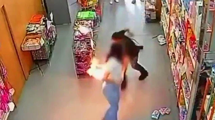 Telefonul a explodat în buzunarul femeii FOTO: Captura video