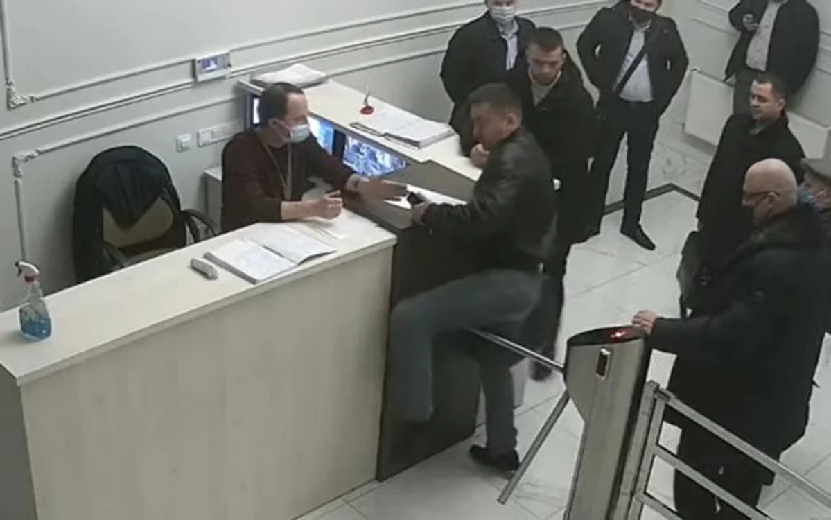 Momentul în care controversatul om de afaceri Veaceslav Platon intră abuziv în clădirea Comisiei Naţionale a Pieţii Financiare