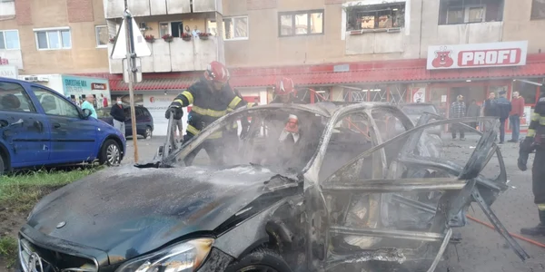 Masina explodata parcare supermarket Arad FOTO aradon.ro