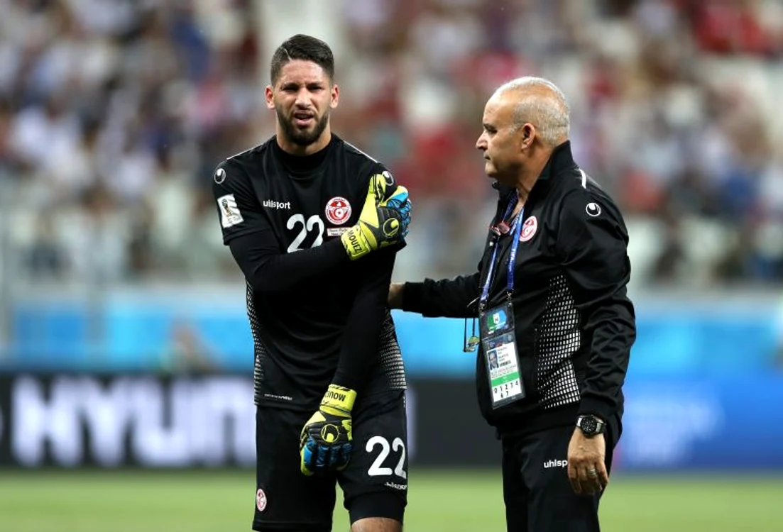 Mouez Hassen a părăsit terenul după 15 minute, accidentatFOTO: Guliver/ GettyImage