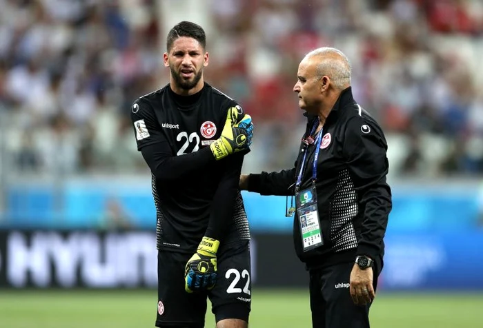 Mouez Hassen a părăsit terenul după 15 minute, accidentatFOTO: Guliver/ GettyImage